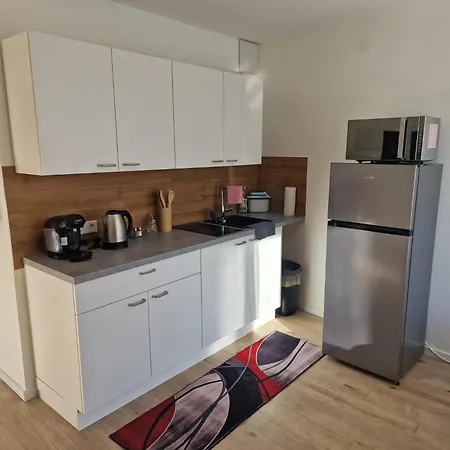 40 M2 Ost Mit Balkon 8 Min By Car To Expo Modern Highspeed Wlan Quiet And Lägenhet