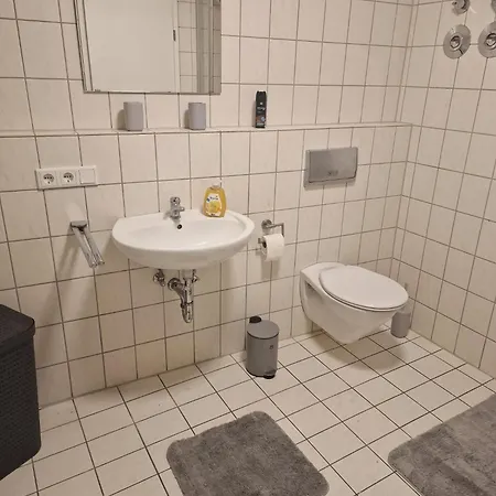 40 M2 Ost Mit Balkon 8 Min By Car To Expo Modern Highspeed Wlan Quiet And Appartement