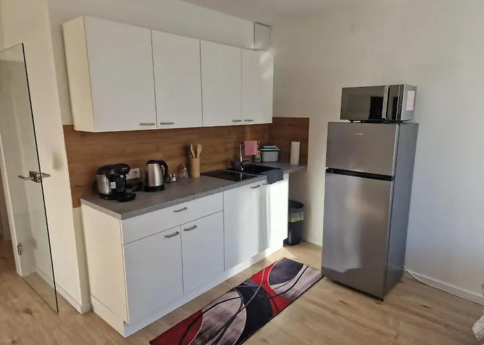 40 M2 Ost Mit Balkon 8 Min By Car To Expo Modern Highspeed Wlan Quiet And Apartment