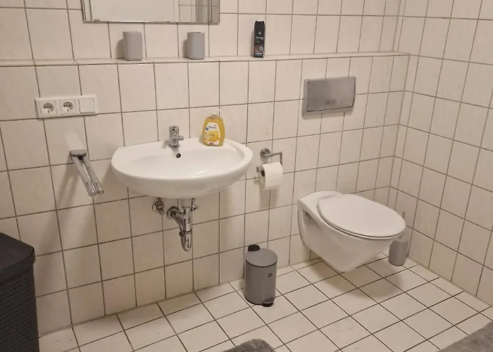 40 M2 Ost Mit Balkon 8 Min By Car To Expo Modern Highspeed Wlan Quiet And 公寓